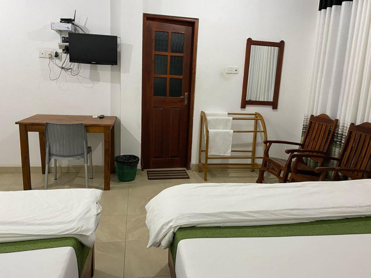 Why Not Palace Anuradhapura Luaran gambar