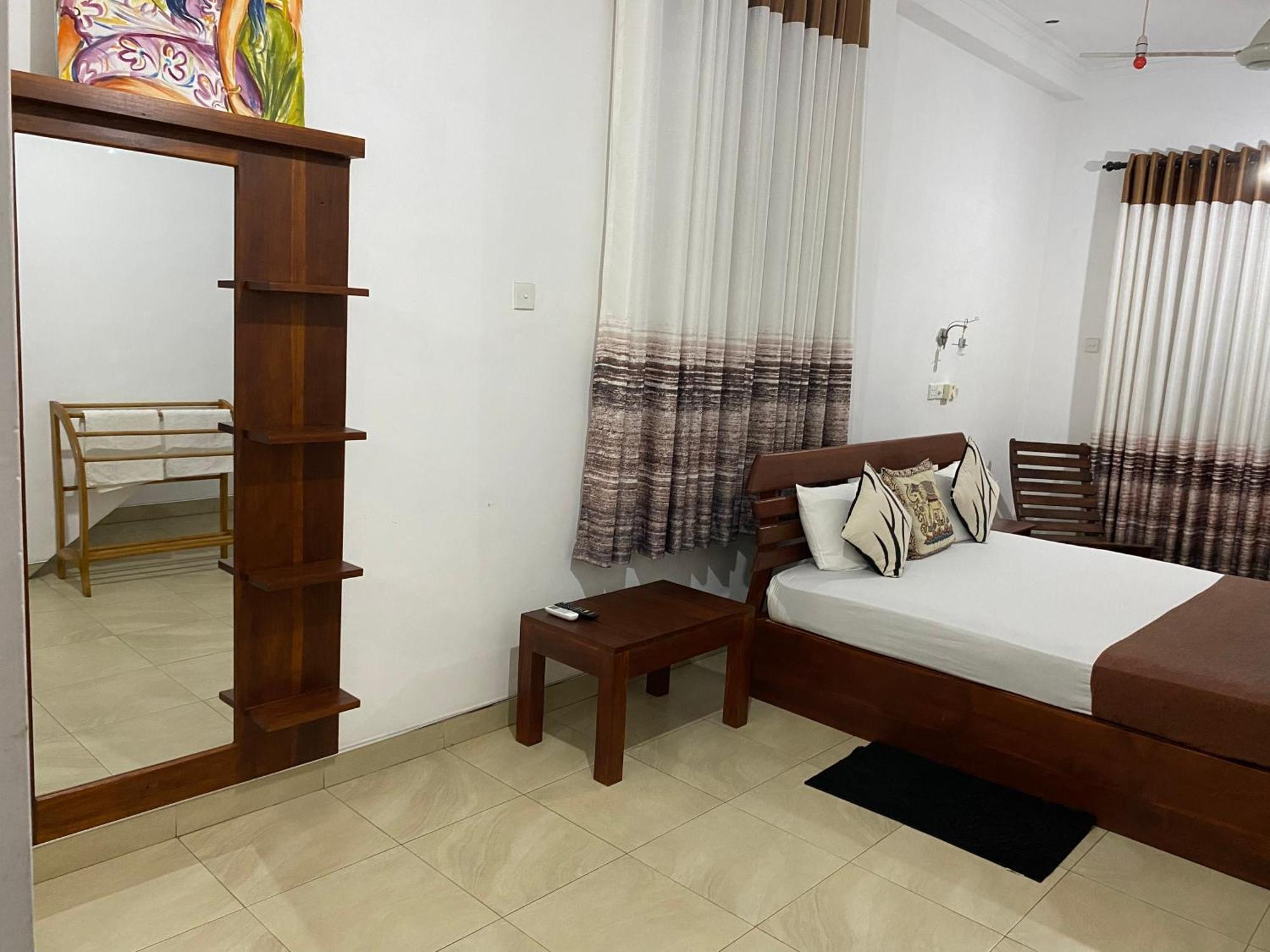 Why Not Palace Anuradhapura Luaran gambar