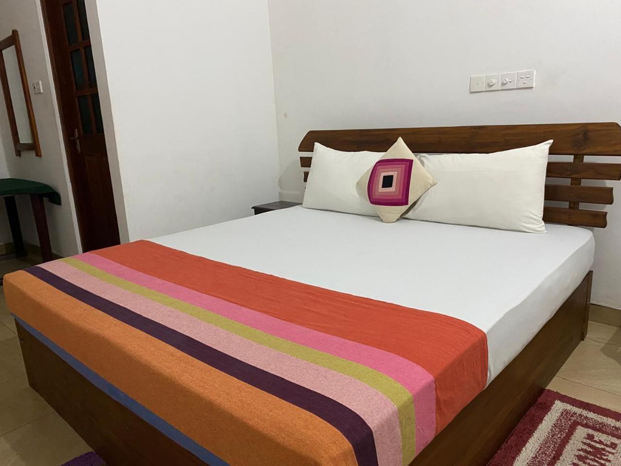 Why Not Palace Anuradhapura Luaran gambar