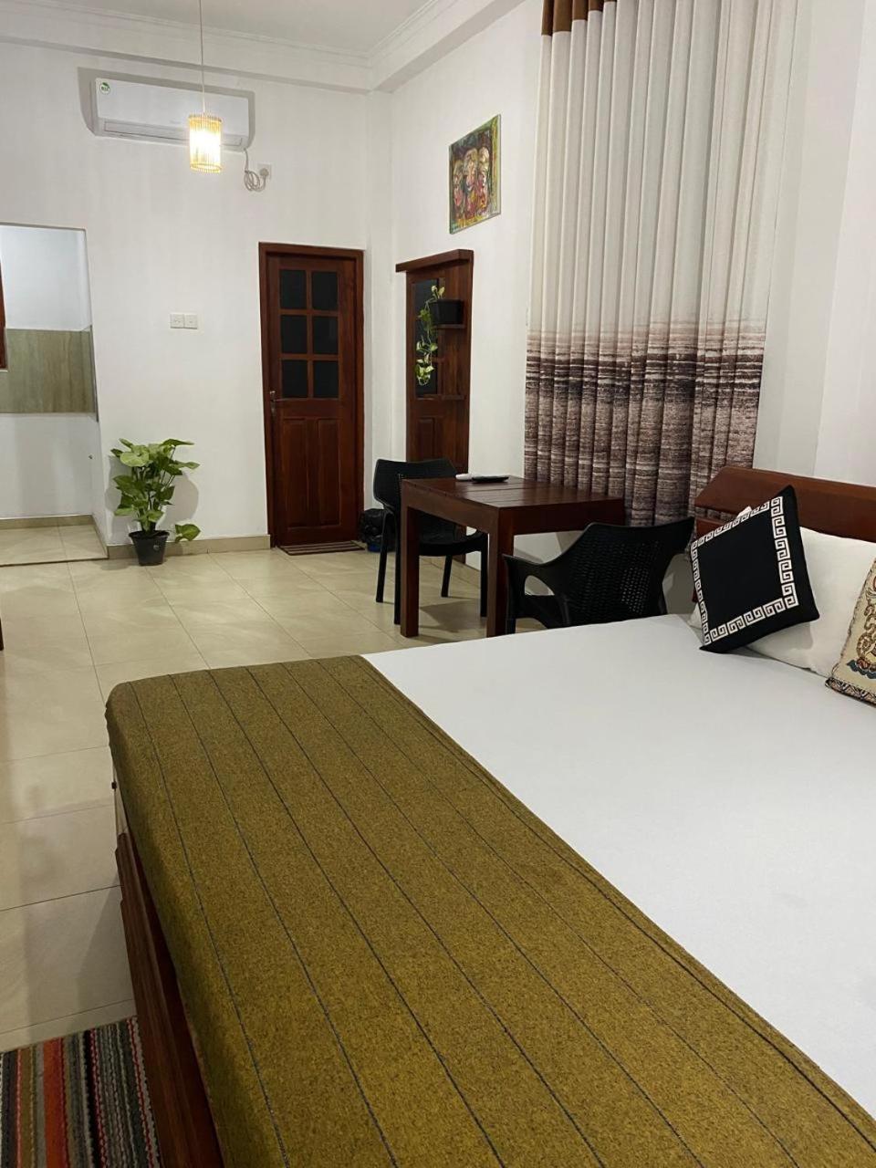 Why Not Palace Anuradhapura Luaran gambar
