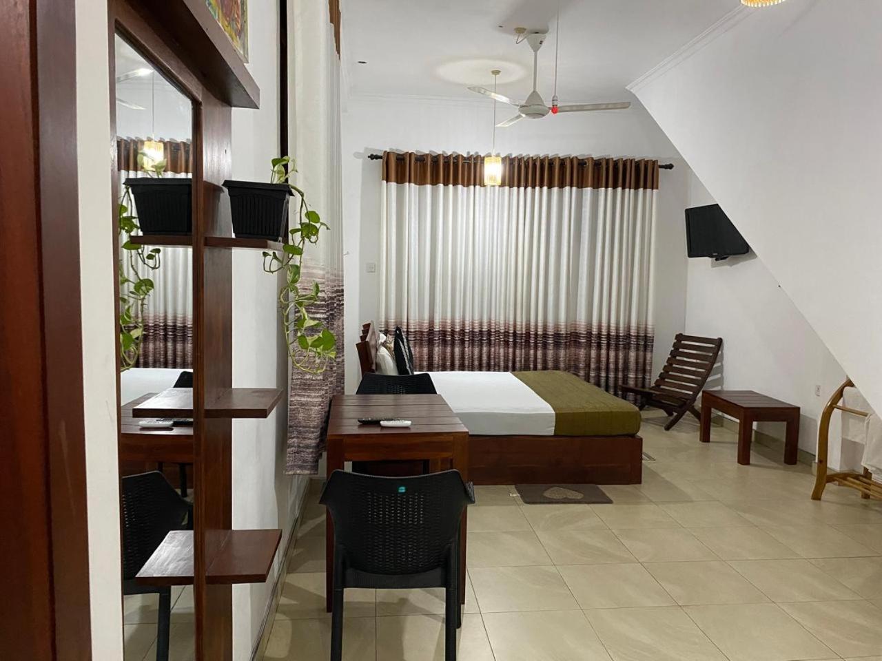 Why Not Palace Anuradhapura Luaran gambar